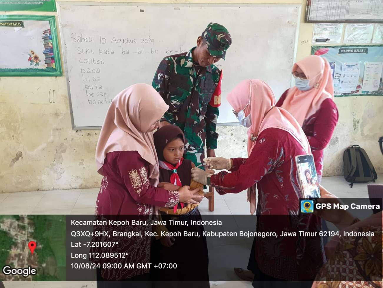 Babinsa Koramil Kepohbaru Bojonegoro joins measles vaccination activities – TerasBojonegoro.com